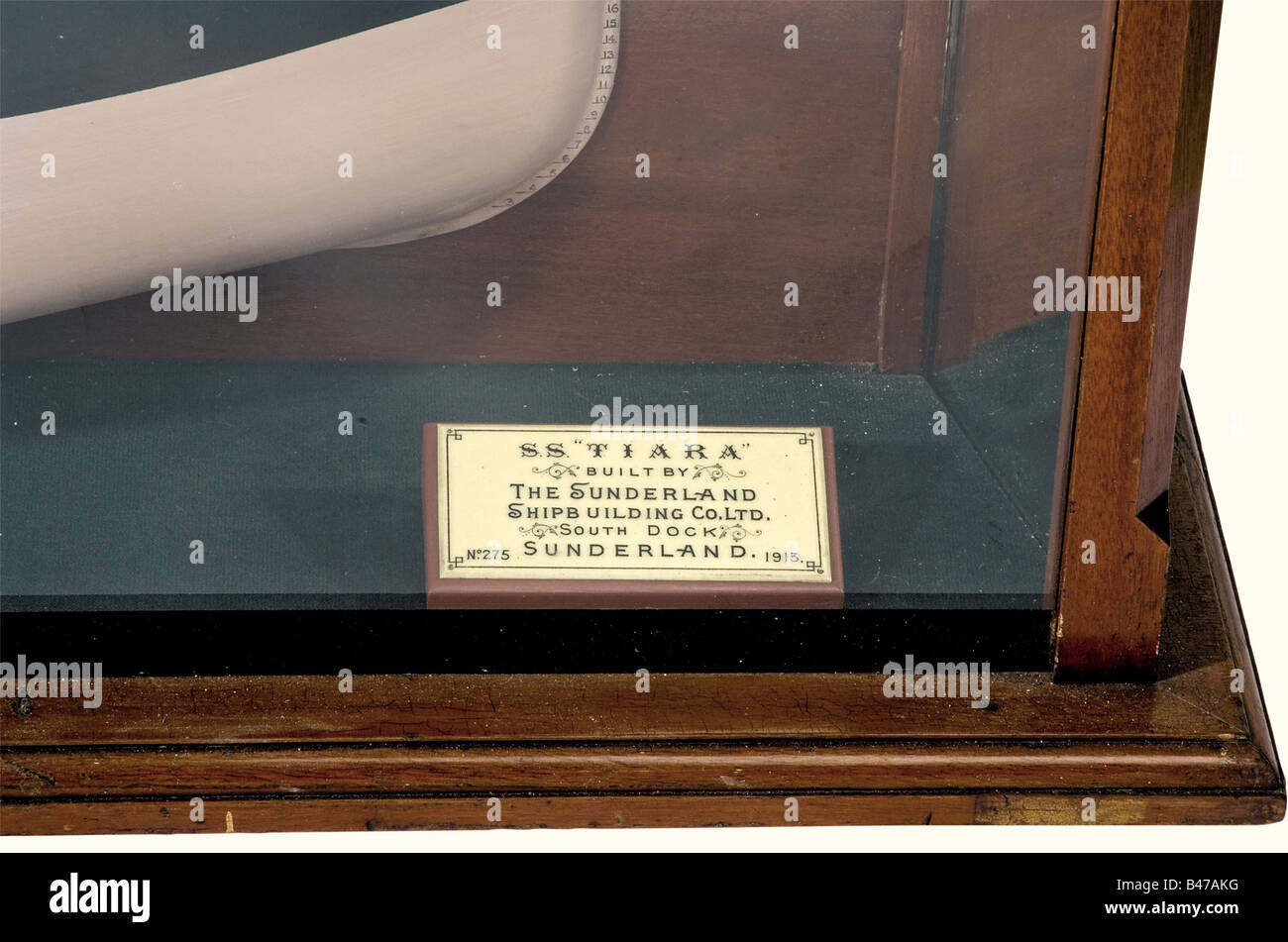 'SS Tiara', ein Halbschiffmodell, das auf 'England 1913' Datiert Ist, Detailliertes Halbmodell eines Frachters, das aus Holz, Metall und Kunststoff gegen eine gespiegelte Rückwand besteht. In einem Glasgehäuse mit Holzrahmen. Es gibt eine Platte in dem Fall, Reading, 'SS Tiara Built by the Sunderland Shipb Building Co. Ltd. Nr. 275 Sunderland 1913'. Trägerplatte mit kleinen fehlenden Bereichen. Länge des Schiffsmodells Ca. 170 cm. Glasgehäuse, Abmessungen 208 x 42 x 20 cm. Sehr dekoratives Stück: Historisch, historisch, 1910er, 20. Jahrhundert, Transport, Transport, Objekt, Objekte, Fotos, Miniaturen, Miniatur, Stockfoto