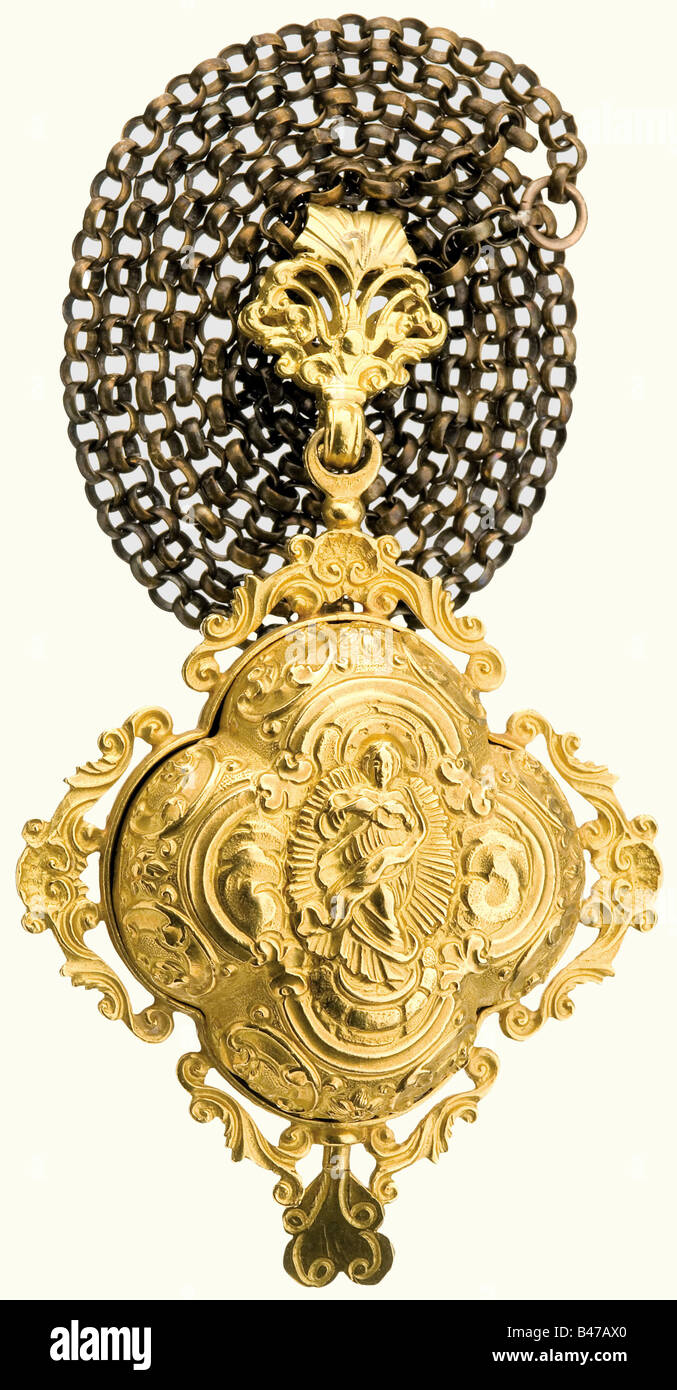 Ein goldener Reliquienanhänger, Süddeutsch oder Italienisch, Mitte des 18. Jahrhunderts, EINE Reliquienkapsel aus massivem Gelbgold, das in feinem Reliefformat gekeltert ist. Auf der Vorderseite befindet sich eine Darstellung der Halbmondmadonna. Auf dem Rücken ein Engel mit Monstranz, umliegender Weinschmuck. Eine Flügelmutter auf der Unterseite, um die beiden Kapselhälften zu verriegeln. Feiner Aufhängering mit angeschlossener Kupferkette mit kleinen kreisförmigen Gliedern. Höhe 8,8 cm. Gewicht 45 Gramm. Historisch, historisch, 18. Jahrhundert, Kunsthandwerk, Handwerk, Handwerk, Objekt, Objekte, Stills, Clipping, c, Stockfoto