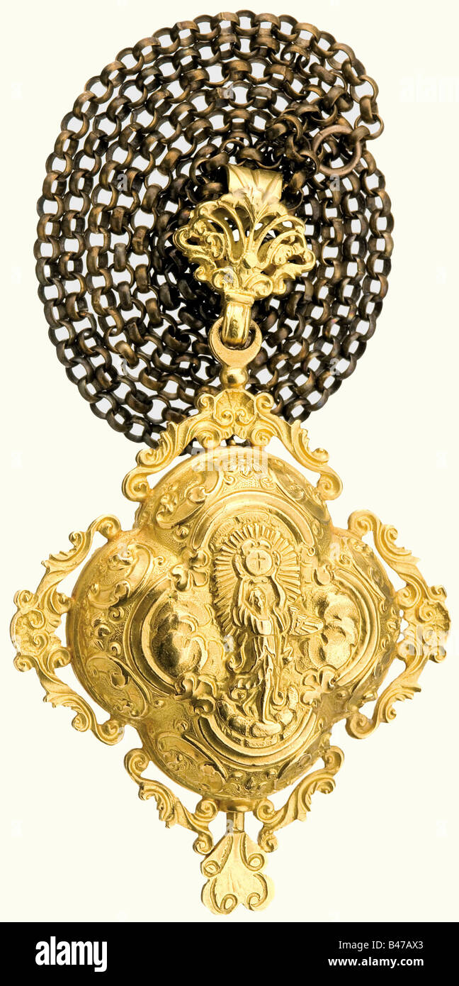 Ein goldener Reliquienanhänger, Süddeutsch oder Italienisch, Mitte des 18. Jahrhunderts, EINE Reliquienkapsel aus massivem Gelbgold, das in feinem Reliefformat gekeltert ist. Auf der Vorderseite befindet sich eine Darstellung der Halbmondmadonna. Auf dem Rücken ein Engel mit Monstranz, umliegender Weinschmuck. Eine Flügelmutter auf der Unterseite, um die beiden Kapselhälften zu verriegeln. Feiner Aufhängering mit angeschlossener Kupferkette mit kleinen kreisförmigen Gliedern. Höhe 8,8 cm. Gewicht 45 Gramm. Historisch, historisch, 18. Jahrhundert, Kunsthandwerk, Handwerk, Handwerk, Objekt, Objekte, Stills, Clipping, c, Stockfoto