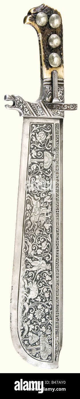 Eine prächtige geschmeidige "Waidpraxe" (Jagdschnitzel), Sachsen, datierte 1617 EINE schwere Klinge mit fullern auf beiden Seiten und der gesamten obversischen Seite, die mit einer Jagdszene und Blumenreben chiseliert war. Drei kreuzförmige Markierungen. Beschriftet mit "HANS GEORGE Hertzok ZU SACHSEN GULICH CLEFE UND BERG CurfurscHT 1617" auf der Rückseite und dem sächsischen Wappen auf der Rückseite. Quillons mit gehiseltem Blumenschmuck, einem Daumenring und einem Monsterkopf auf der Seite. Staghorn Griffwaagen. Die vier Bläsernieten auf der obversen Seite sind mit dem sächsischen Wappen eingraviert. Feine Qualität, Stockfoto