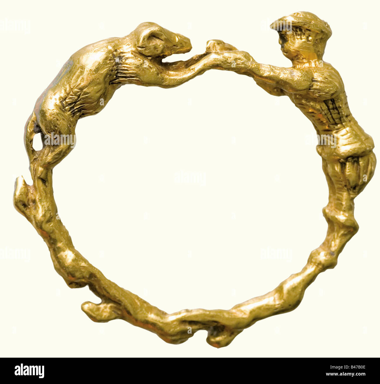 Ein Renaissance-Ring mit Figuren, deutsch oder französisch, Ende des 16. Jahrhunderts EIN gelber goldener Ring aus Figuren mit fein gravierten Details. Das untere Band besteht aus einer Folge von drei springenden Hunden. Die Spitze trägt einen Mann in Renaissance-Tracht, der einen Hügel an seinen Pfoten hält. Größe 27 mm. Gewicht 9 Gramm. Historisch, historisch, 16. Jahrhundert, Kunsthandwerk, Handwerk, Objekt, Objekte, Stills, Clipping, Ausschnitte, Ausschnitte, Ausschnitte, Ausschnitte, Schmuck, Schmuck, edel, kostbar, Stockfoto