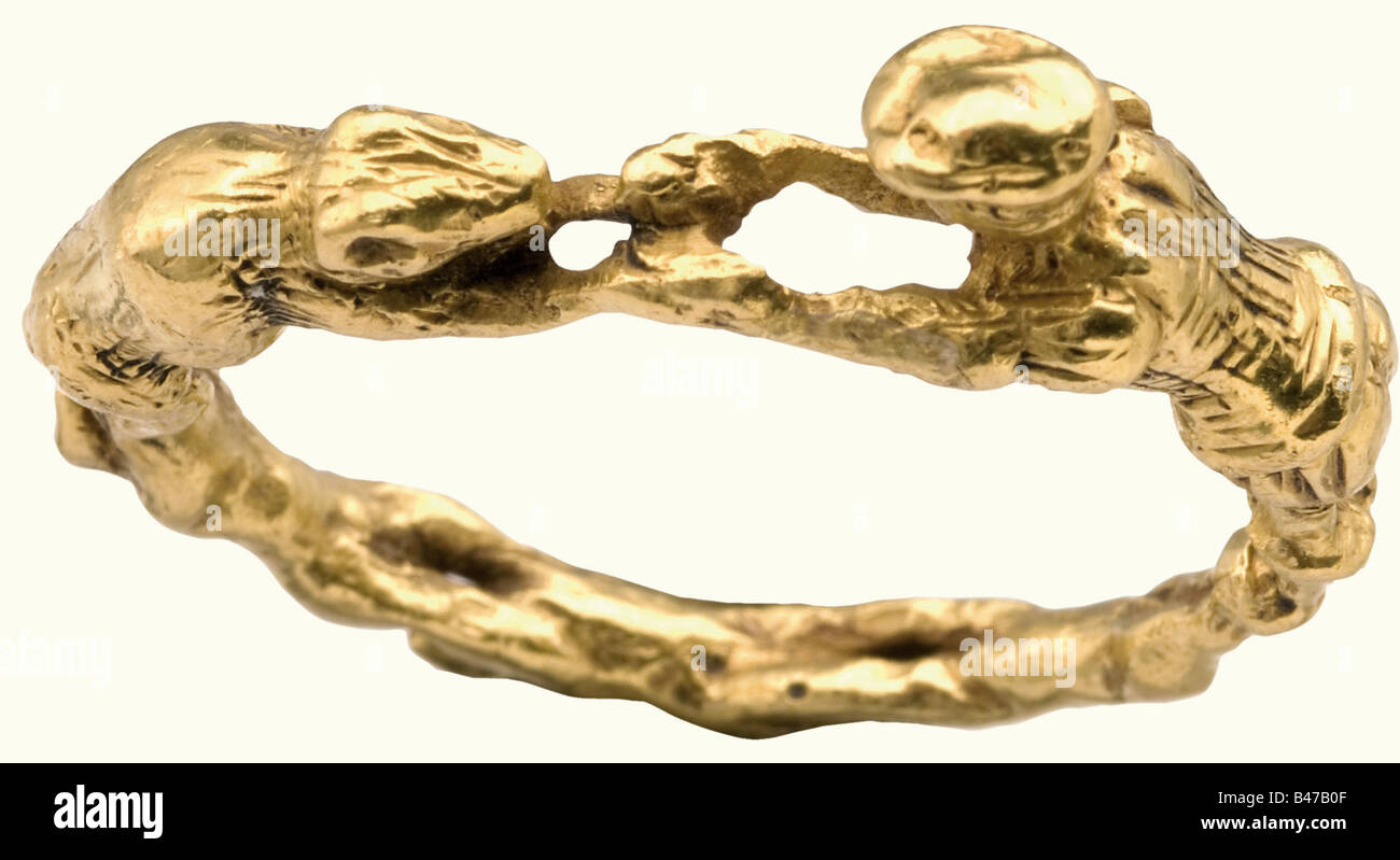 Ein Renaissance-Ring mit Figuren, deutsch oder französisch, Ende des 16. Jahrhunderts EIN gelber goldener Ring aus Figuren mit fein gravierten Details. Das untere Band besteht aus einer Folge von drei springenden Hunden. Die Spitze trägt einen Mann in Renaissance-Tracht, der einen Hügel an seinen Pfoten hält. Größe 27 mm. Gewicht 9 Gramm. Historisch, historisch, 16. Jahrhundert, Kunsthandwerk, Handwerk, Objekt, Objekte, Stills, Clipping, Ausschnitte, Ausschnitte, Ausschnitte, Ausschnitte, Schmuck, Schmuck, edel, kostbar, Stockfoto