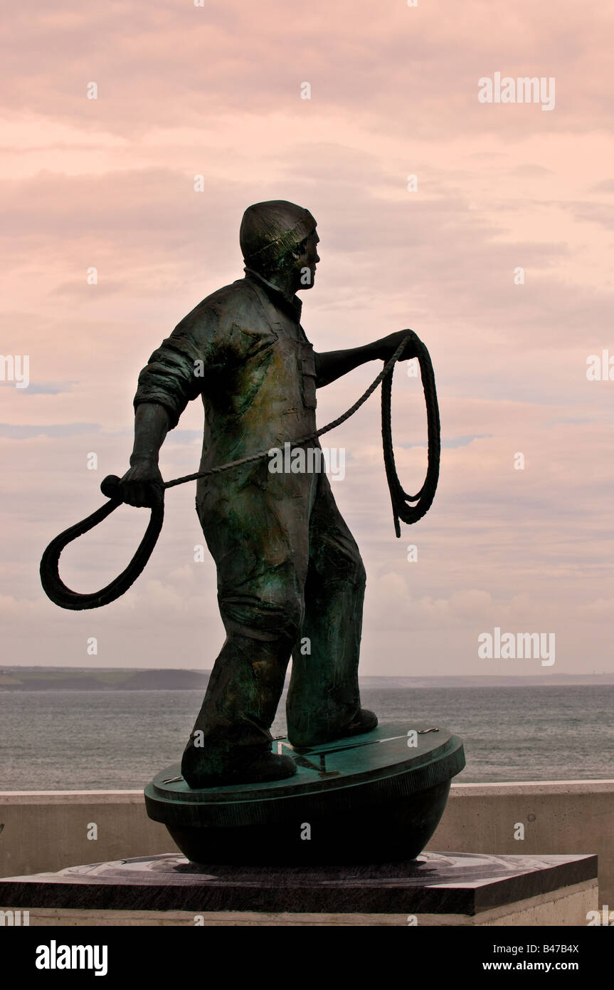 Newlyn Cornwall - eine bronzene Statue zum Gedenken an Toten und Vermissten Fischer von Newlyn Cornwall. Stockfoto