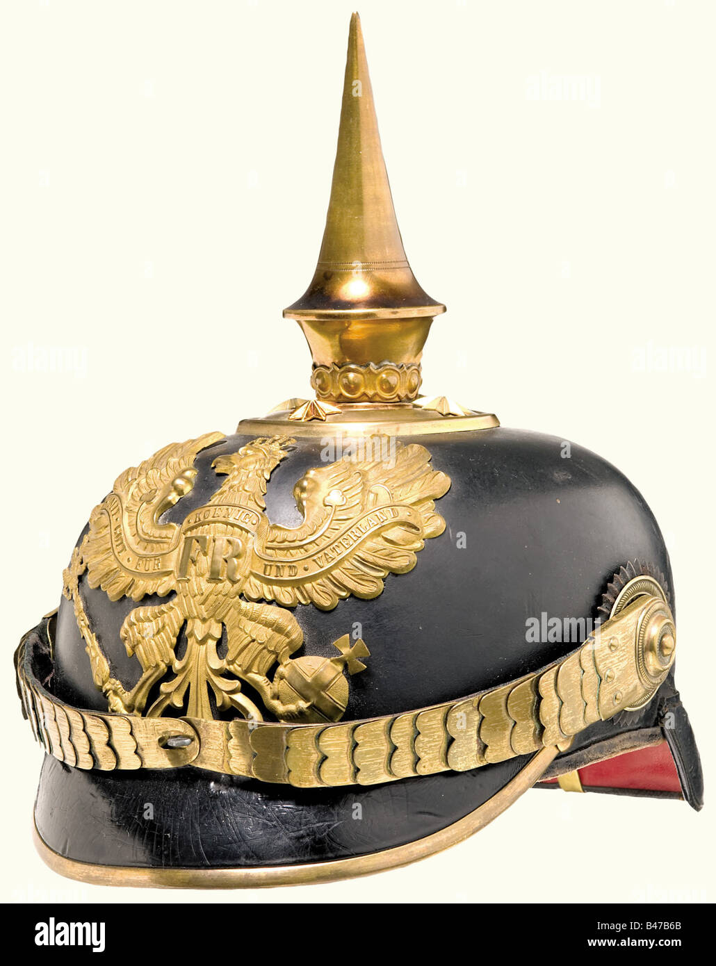 Ein Helm des Typs 91 für einen Feldwebel (Sergeant-Major) der preussischen Linie infanteristische schwarze lackierte Lederschädel mit goldenem Emblem im Offiziersstil, Stachel (eine Sternschraube fehlt) und Metall-Kinnschuppen (Lederriemen fehlen) auf M 91-Knopf. Braunes Leder-Sweatband mit geripptem Seidenfutter in Champagnerfarbe. Sergeant-Major's Cockade. Historisch, historisch, 19. Jahrhundert, preussisch, preussisch, deutsch, Deutschland, Militaria, Militär, Objekt, Objekte, Stills, Clipping, Clippings, herausgeschnitten, herausgeschnitten, herausgeschnitten, Helm, Helme, Kopfstück, Kopfteile, Utensil, Stück Equipe, Stockfoto