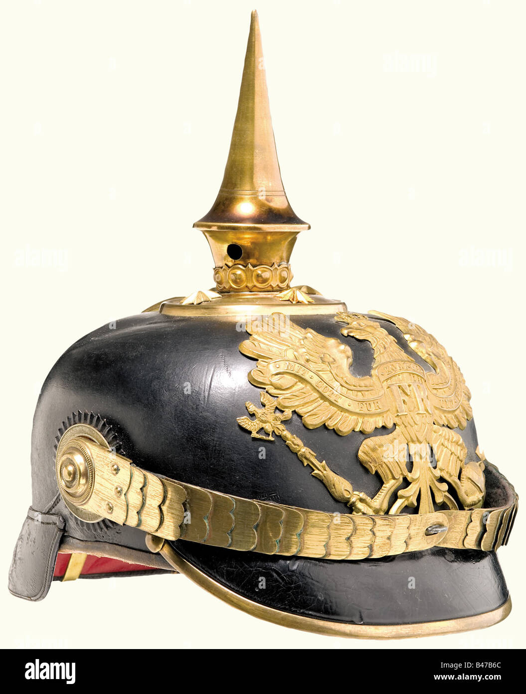 Ein Helm des Typs 91 für einen Feldwebel (Sergeant-Major) der preussischen Linie infanteristische schwarze lackierte Lederschädel mit goldenem Emblem im Offiziersstil, Stachel (eine Sternschraube fehlt) und Metall-Kinnschuppen (Lederriemen fehlen) auf M 91-Knopf. Braunes Leder-Sweatband mit geripptem Seidenfutter in Champagnerfarbe. Sergeant-Major's Cockade. Historisch, historisch, 19. Jahrhundert, preussisch, preussisch, deutsch, Deutschland, Militaria, Militär, Objekt, Objekte, Stills, Clipping, Clippings, herausgeschnitten, herausgeschnitten, herausgeschnitten, Helm, Helme, Kopfstück, Kopfteile, Utensil, Stück Equipe, Stockfoto