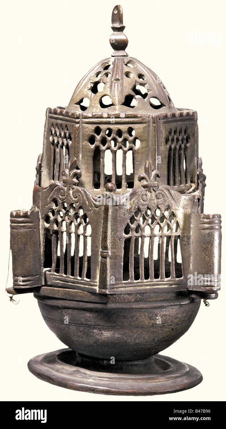 Ein Zensor, Italien, 13./14. Jahrhundert, Bronze mit einer dunklen Patina aus der Zeit. Flacher Sockel mit Bandstruktur. Halbkugelförmige brennende Schüssel mit gestuftem sechsseitigem Rand. Öffnen Sie den in zwei Teilen gefertigten Arbeitsdeckel mit einer umrandeten Finiale auf der oberen Platte und einer kleinen Aufhängeöse. Durchgänge an drei Seiten für die Tragegurte. Höhe 20 cm. Historisch, historisch, 14. Jahrhundert, 13. Jahrhundert, Kunsthandwerk, Handwerk, Objekt, Objekte, Stills, Clipping, Ausschnitte, Ausschnitte, Ausschnitte, Ausschnitte, Ausschnitte, Ausschnitte, Stockfoto