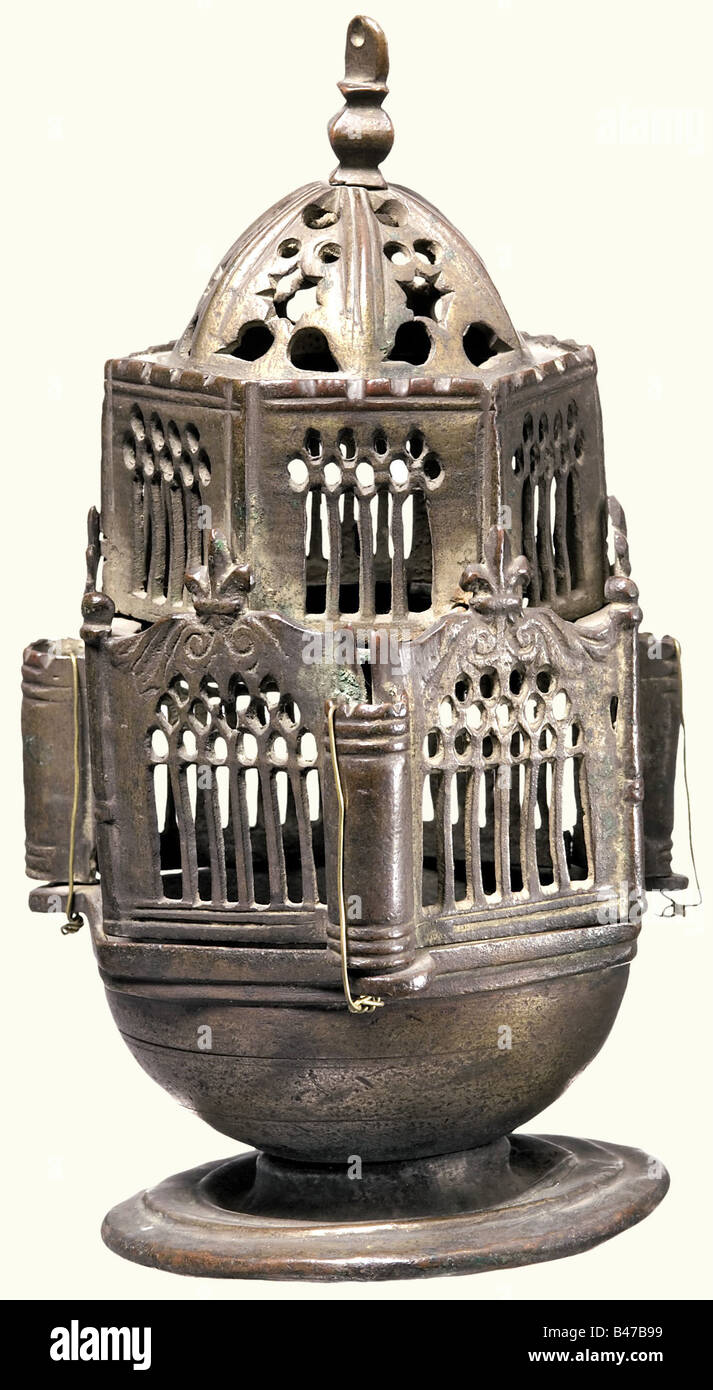 Ein Zensor, Italien, 13./14. Jahrhundert, Bronze mit einer dunklen Patina aus der Zeit. Flacher Sockel mit Bandstruktur. Halbkugelförmige brennende Schüssel mit gestuftem sechsseitigem Rand. Öffnen Sie den in zwei Teilen gefertigten Arbeitsdeckel mit einer umrandeten Finiale auf der oberen Platte und einer kleinen Aufhängeöse. Durchgänge an drei Seiten für die Tragegurte. Höhe 20 cm. Historisch, historisch, 14. Jahrhundert, 13. Jahrhundert, Kunsthandwerk, Handwerk, Objekt, Objekte, Stills, Clipping, Ausschnitte, Ausschnitte, Ausschnitte, Ausschnitte, Ausschnitte, Ausschnitte, Stockfoto