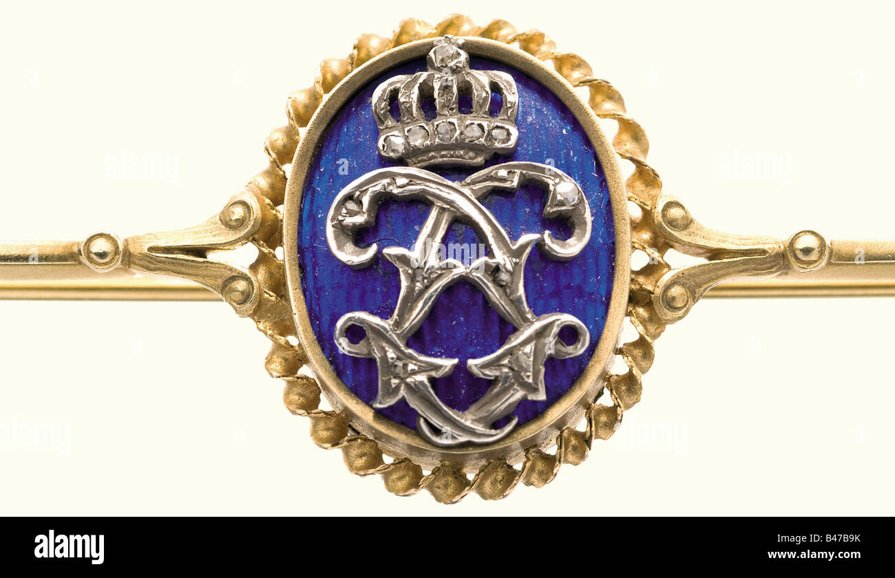 König Ludwig II. Von Bayern, eine Präsentationsbrosche vor dem Jahr 1886 Gold, Silberbrosche, 7,2 Gramm. Ovales Medaillon mit Rückendeckung, blauer Emaille auf filigranem Hintergrund, mit einem Spiegelmonogramm "L" unter einer Krone, Satz mit Rautenrosen. Breite des Stifts 68 mm. König Ludwig II. Präsentierte verschiedene verdiente Herren, die seinen Hof mit Ringen mit Chiffre bedienten, und Broschen, die ein eigenes Bad für Damen seines Hofs schmückten: Historisch, historisch, 19. Jahrhundert, Bayern, Bayern, Deutsch, Deutschland, Süddeutschland, Süddeutschland, Objekt, Objekte, Stills, Militaria, Clipping, cu, Stockfoto