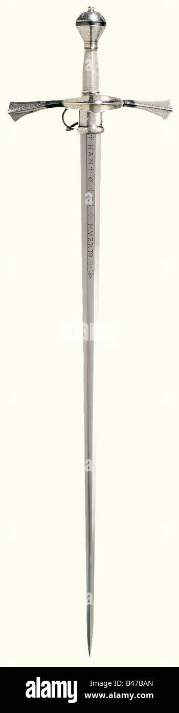 Ein Kavallerienschwert mit einem versilberten Hilt, Sachsen im Stil von 1590 EINE zweischneidige Klinge mit fullern auf beiden Seiten und einem abgeflachten Mittelrücken. Auf der obversen Seite befindet sich eine Aufschrift "HAN es MUERTO". Ricasso hat einen versilberten, geprägten Ärmel. Gebläuter, teilweise eingeprägter und versilberter Eisenknopfloch mit einem birnenförmigen Knauf und geflochtener silberner Drahtumhüllung. Länge 109 cm. Wunderschöne, handgefertigte Reproduktion: Historisches, historisches, 16. Jahrhundert, Schwert, Schwerter, Waffen, Waffen, Waffe, Arm, Kampfgerät, Militär, Militaria, Objekt, Objekte, Stockfoto