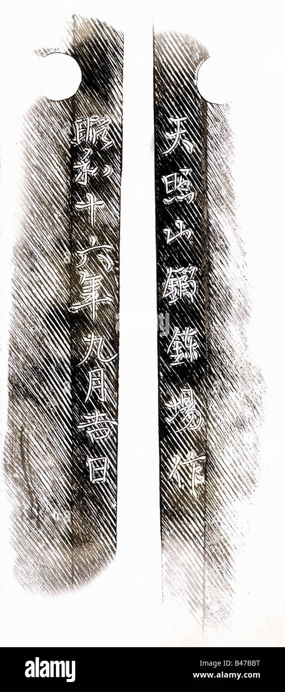 Ein kai-gunto, Japan, für Marinebeamte, vom Jahre 1928 Shinogi tsukuri Klinge, chu kissaki, mune takashi. Schwacher sugu ha hamon. Boshi nicht identifizierbar. Muji tetsu. Nakago mit einer Mekugi ana. Suji kai yasuri mich. Eingeschrieben, 'Showa Ju Roku Nen Ku Gatsu Yoshi Jitsu (September 1928) - Ama Teru Yama...Saku.' Kupferhabaki. Schwarz lackierte Saya aus Holz. Lack hat kleine Sanierungen. Hochwertige Befestigungen aus vergoldetem Messing. Kirschblütendekoration im Nanako-Hintergrund. Schwarz lackierte Ledertsuba mit vergoldetem o seppa. Menuki in Form des Tokugawa-Mon. Braune Seidenhüllen, Stockfoto