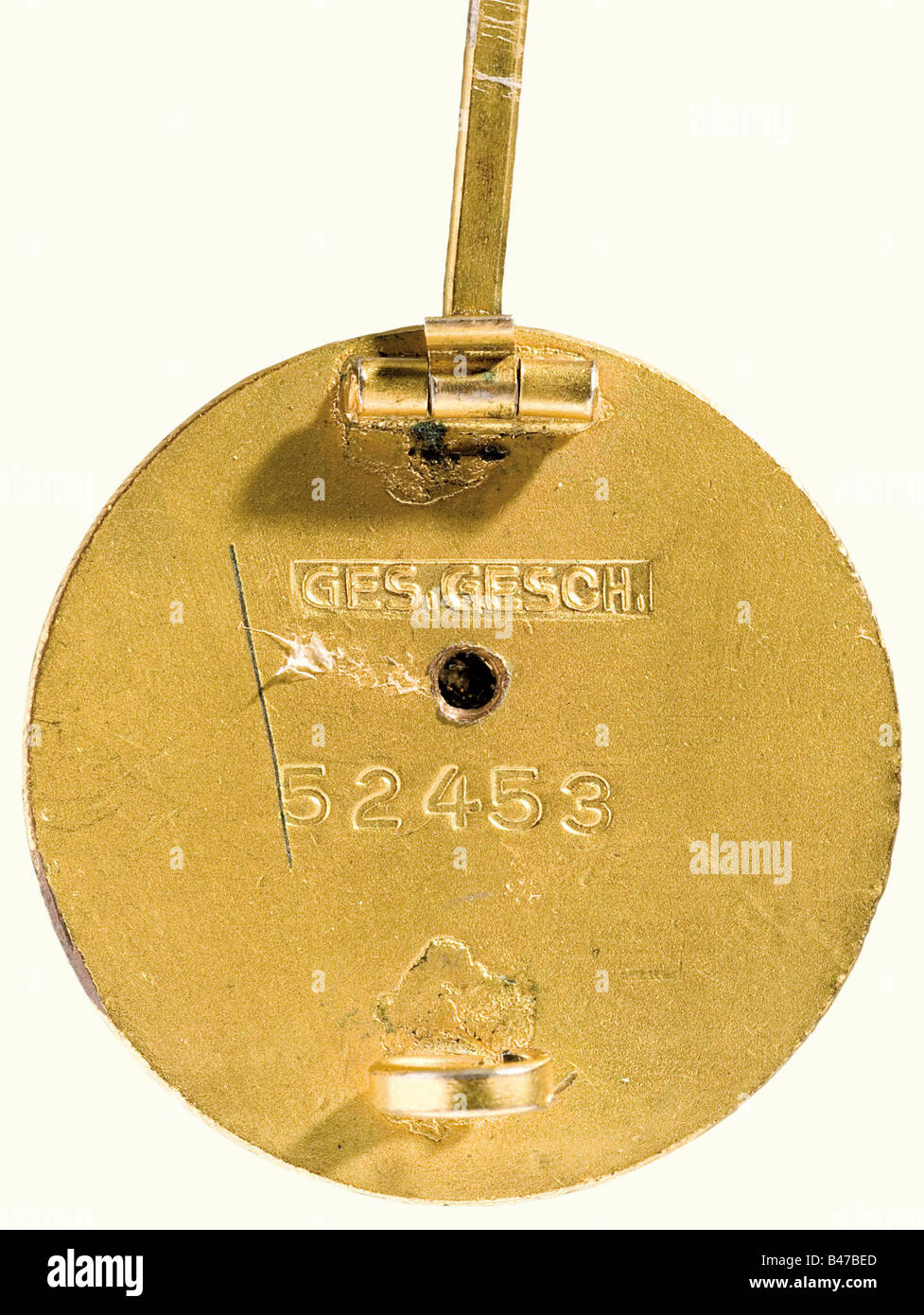 Ein goldenes Parteiabzeichen, die große 30-mm-Ausgabe Tombac Bronze, vergoldet, emailliert, hohlgepuffte Ausführung. Flachnadel auf Rollenscharnier, Flachspange, umgekehrte Aufschrift "Ges.Gesch.", vertachelt, Preisnummer "52453" (OEK 3705). Historisch, historisch, 1930er, 1930er, 1930er, 20. Jahrhundert, Auszeichnungen, Auszeichnung, Deutsches Reich, Drittes Reich, NS-Zeit, Nationalsozialismus, Objekt, Objekte, Stills, Medaille, Schmuck, Clipping, Ausschnitt, nationalsozialistische Ehrungen, Ausschnitte, nationalsozialistische Ausschnitte, Ausschnitte, Ehrungen NS-Zeit, Symbol, Symbole, Emblem, Embleme, Insignien, Stockfoto