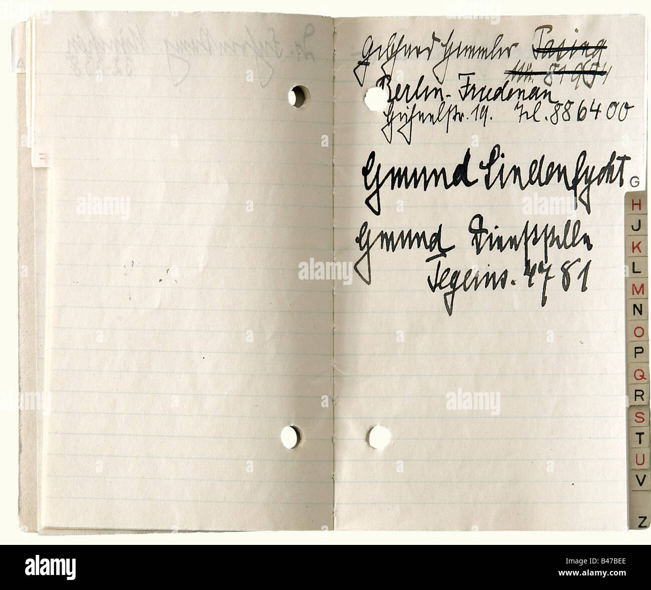 Heinrich Himmler, Sein privates Telefonbuch, ca. 1940 In Pappe gebunden, 12 x 7,5 cm. Zwei Löcher gestanzt. 13 handschriftliche Einträge in dunkler Tinte, einige mit Adressen. Darunter Bormann in Berchtesgaden, Rudolf Brandt (persönlicher Verwaltungsbeamter Himmlers), Dr. Karl Fahrenkamp (Münchner Arzt für Innere Medizin und Herzspezialist, Leiter der Abteilung F, im persönlichen Stab Himmlers), SS-Reichs-Hauptquartier in Berlin und München, SS-Büro in Gmund-Lindenfycht, Gebhard Himmler (älterer Bruder), Anna Himmler (Mutter), Margareten Himmler (Ehefrau) und Joachim Peiper (, Stockfoto