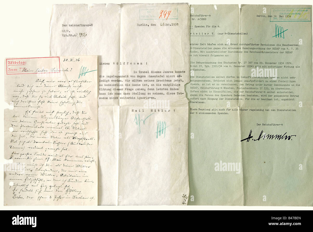 Heinrich Himmler, Drei Briefe Die erste ist handschriftlich von Anna Himmler und richtet sich an ihren Sohn, der vom 30.IV.36 (transl.) stammt: "Mein lieber Heinrich! ... Als Mutter muss ich Ihnen jetzt eine Anfrage übermitteln, die von einer anderen armen Mutter gestellt wurde. Sie arbeitet in einem Hutgeschäft, in dem ich Einkäufe mache. Der Antrag betrifft einen Häftling namens Erber, der seit mehr als 3 Jahren in Dachau-Gebiet interniert ist. Bitte schauen Sie sich seinen Fall an ... Seien Sie nicht wütend, dass ich Sie mit dieser Angelegenheit und Hilfe belästige! Meine wärmsten Grüße und viele Küsse, verliebt, deine Mama." Grüne Initialen von Himm, Stockfoto