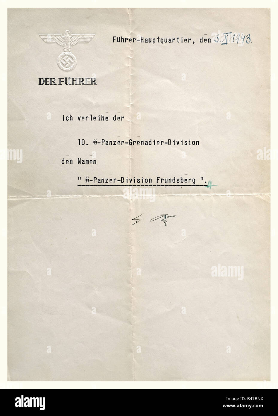 Oktober 1943 eine Verleihungsurkunde "Frundsberg" für die 10. SS-Panzer-Grenadier-Division "Führer Hauptquartier, den 3.X. ungs10. Oktober 1943". Unterschrift in dunkler Tinte "Adolf Hitler" in der eigenen Hand. Das Blatt trägt einen blind gestempelten Landesadler und einen gedruckten Briefkopf "Der Führer", wobei der Text in großen Buchstaben steht. "Ich übergebe der 10. SS-Panzer-Grenadier-Division den Namen "10. SS-Panzer-Division Frundsberg" vom "Führerhauptquartier 3. Oktober 1943, dem von Himmler in hellblauer Tinte hinzugefügten Datum. Die Initialen "HH" für Heinrich Himmler stehen am Ende des Textes in grünem Bleistift, w, Stockfoto