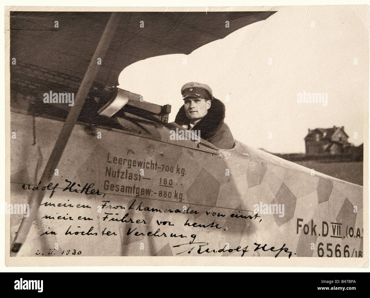 Rudolf Heß, ein Standbild 1930 EINE Nahaufnahme von Heß im Cockpit seines Fokker D VII Handschriftliche Widmung in dunkler Tinte, "Adolf Hitler, mein Frontkamaraden von einem, mein Führer von heute, in der höchster Verbindung. Rudolf Heß - 2. II 1930' (Adolf Hitler, einst mein Frontkamerad, jetzt mein Führer, mit größtem Respekt. Rudolf Heß - 2. Februar 1930). 12,5 x 17,5 cm. Interessantes seltenes Foto von Heß als Luftfahrt-Leutnant mit bedeutendem Einsatz. Herkunft: Norman R. Abbot Kollektion, verkauft 1985 an Keith Wilson, Kansas City, für, Stockfoto