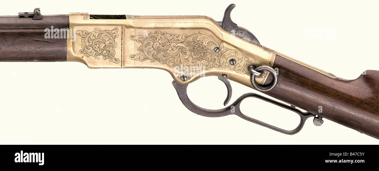 A Winchester 2nd Model, 'Saddle Carbine', cal..44 Henry, No 24090. Leicht matte Bohrung, Länge 20', klappbarer Anblick. Hergestellt im Jahr 1869. Volles (Level-)Magazin. Zweizeilige Fassbeschriftung 2. Typs. Fass und Magazin weitgehend in einer braunen Patina, Schnauzenring und Vorderansicht leicht pitty. Schraubengehäuse und Auslöserschutzverlängerungen aus Messing, komplett eingraviert. Auf der linken Seite mit dem amerikanischen Adler in der Mitte, auf der rechten Seite mit dem Bildlaufmuster Gravur mit ungewöhnlichen Abzeichen, die in der Mitte mit Spruchbändern versehen sind, eingraviert in typischen Ni, Stockfoto