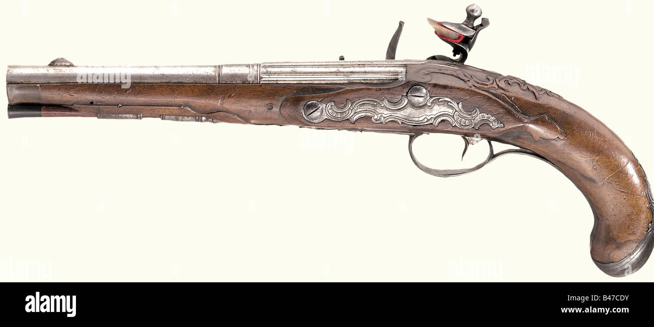 Ein Paar flintlockige Pistolen, Deutsch (Suhl?), ca. 1750. Alte, flutete Fässer, die nach einem Baluster zu rund verschmelzen, mit glatter Bohrung im Kaliber 13,5 mm und signiert, 'LAZ. COMINAZO'. Die unsignierten Flintschlösser und die Eisenmöbel sind leicht mit Rocaille und Akanthusornamentik chiseliert. Leicht geschnitzte Walnussbestände mit Hornnasenkappen. Ersatz-Stangen mit Hornspitzen. Länge von je 38 cm historisch, historisch, 18. Jahrhundert, zivile Handfeuerwaffen, zivile Handfeuerwaffen, Handfeuerwaffen, Handfeuerwaffen, Pistolen, Waffen, Waffen, Waffen, Waffen, Waffen, Arm, Gegenstand, Gegenstände, Stockfoto