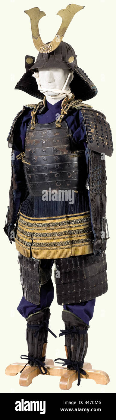 Ein Hisinui Okegawa macht tosei gusoku, Japan, aus Teilen der mittleren bis späten Edo-Zeit zusammengestellt. Mumei. Sechzehntelleder hachi Suji kabuto mit Eisen-Mabezashi. Sehr schön geformter Stahl-Ich manju Shikoro, schwarz lackiert, mit kon (dunkelblau) gefärbtem Leder gebunden. Das vergoldete kashi-mon der Takahashi auf dem Fuki gaeshi. Vierlagiges Tehen-Kanamono, rotes Leinen ukebari. Vergoldete Kuwagata dai. Hinshinui okegawa do, schwarz lackiert. Sechs lederne Kusazuri aus vier Lames in kizuke kozane, vergoldet, in kebiki mit mimi ito gebunden. Gorget und Kohiro aus Eisen teko, Stockfoto