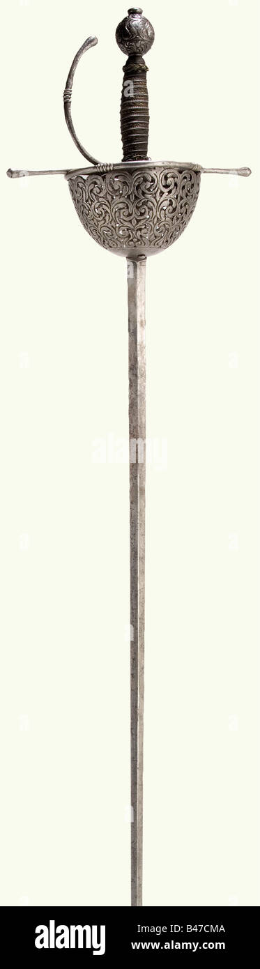Ein italienischer Rapier, 2. Hälfte des 17. Jahrhunderts. Zweischneidige, auf beiden Seiten mit Kupferlöten gerippte Klinge. Eiserner Becherschutz aus eingravierten offenen Ranken, die mit einer Schraube an der Basis und einem verstärkten Rand befestigt werden. Verlängerte Quillonen und ein Achsschenkel mit verdickten Enden. Die dekorative Griffabdeckung hat Eisen-, Kupfer- und Messingdraht mit geflochtenen Ferrulen und einen in Rebmuster gekräunten Eisenkommel. Länge 116 cm. Historisch, historisch, 17. Jahrhundert, Schwert, Schwerter, Waffen, Waffen, Waffe, Arm, Kampfgerät, Militär, Militaria, Objekt, o, Stockfoto