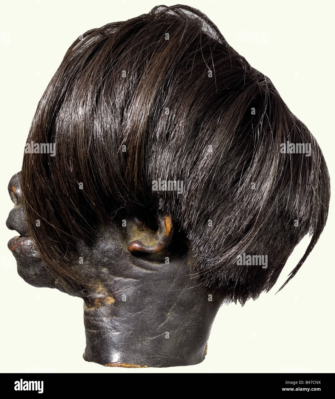 Eine Tsantsa (so genannter Schrumpfkopf), Region Amazonas, um 1900. Kurze, schwarze Haare. Augen und Mund nicht genäht. Lange Naht auf der Rückseite des Kopfes. Außerordentlich gut erhaltenes Stück. Beredte Belege für die Praxis der Kopfjagd, die bei den Indianerstämmen der Region Amazonas in den 50er Jahren des letzten Jahrhunderts vorherrschte: Historisch, historisch, 1900er, 20. Jahrhundert, Amerika, Völkerkunde, Ethnie, Ethnie, Objekt, Objekte, Schnitten, herausschneiden, herausschneiden, herausschneiden, Ware, Handelswaren, Gebrauchsgegenstände, Utensilien, Schrunkene, Kopf, Köpfe Morbid, schrecklich, Stockfoto