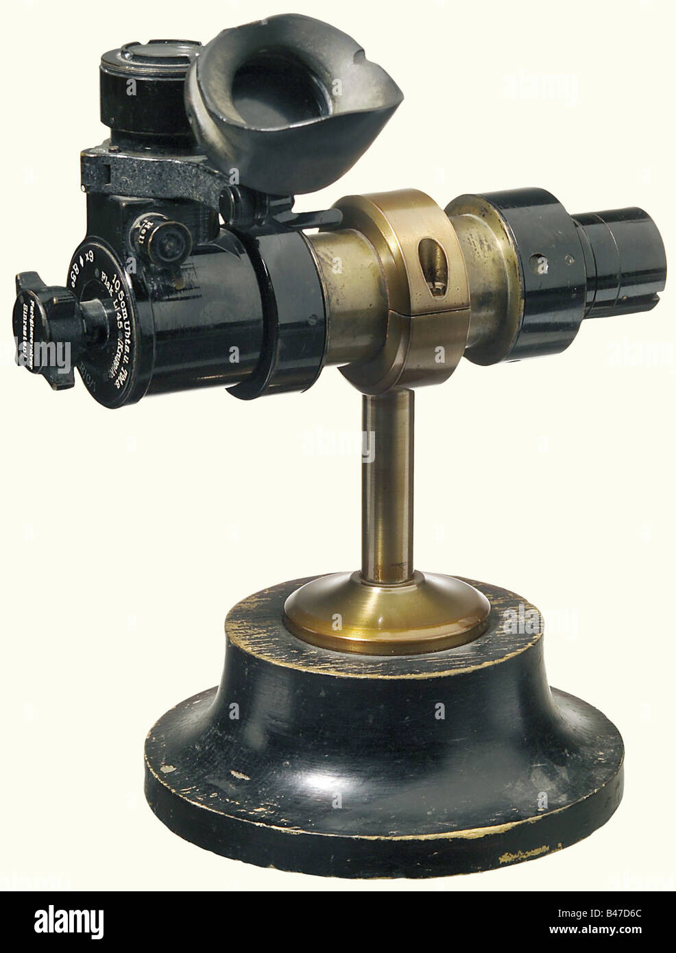 Optische Sehenswürdigkeiten für U-Boote, Typ U. Z.(s. E.) C/1,6 x 8.3ø von der Carl Zeiss Firma Jena. Schwarz lackierte Optik für 10,5-cm-Kanonen und Flugabwehrkanonen, die von der Firma ThyssenKrupp hergestellt wurden, um Ziele an Land, auf See und in der Luft zu erreichen. Gerades Teleskoprohr mit doppeltem Augenschutz (auf einer Seite fehlt der Gummiaugenring) für die rechte oder linke Ausrichtung beweglich. Ein integriertes Gerät zum Austausch farbiger Linsen (eine klar und drei farbig) zum Schutz vor Blendung und Anpassung bei hohen oder niedrigen Kontrasten. Helligkeits- und Helligkeitsschalter. Länge 25 cm historisch, histo, Stockfoto
