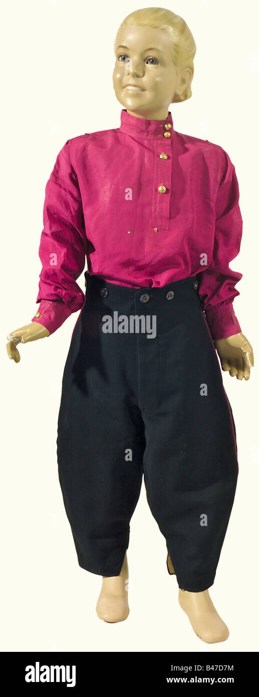 Eine Kinderuniform im Rang eines Sergeanten, des 4. Tirailleurs de la Garde ('de la Famille Impériale'). Eine halbe Cafétan "à la Russe" aus sehr feinem schwarzen Tuch mit rot gekröteten Pipings. Die in Rot verwobene goldene Spitze reicht vom Kragen bis zur Hüfte (wie sie nur zwischen 1906 und 1908 getragen wurde). Goldene Doppeladlerknöpfe mit goldenen Schlingen. Die Hülse ist mit den Geflechten der Wache hinfällig. Ongenähte Schulterbretter. Rot-rotes und schwarzes Seidenfutter. Hose im eigenen Bad mit bluierter und teilweise vergoldeter Ausstattung und Knöpfen "Ideal". In sehr feinem Zustand von p histori, Stockfoto
