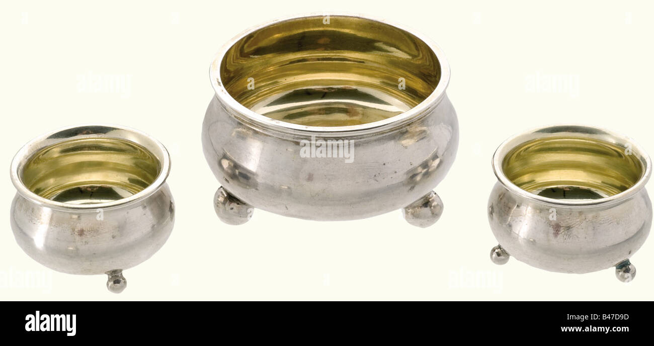 Ein Satz von elf silbernen Gewürzgerichten, St. Petersburg, aus dem Jahr 1879. Ein großes und zehn kleine Silbergerichte mit Innenvergoldung. Jede von identischer abgerundeter Form mit drei Kugelfüßen. Auf der Unterseite hat jedes ein Petersburger Markenzeichen '84', das stark vom Polieren getragen wird, die kyrillischen Initialen 'AK' und unleserliche Namensaufschriften. Das große Gericht trägt die kyrillische Prüfmarke "IE". Höhen 35 bzw. 29 mm. Gesamtgewicht 250 g. historisch, historisch, 19. Jahrhundert, Objekt, Objekte, Stills, Clipping, Ausschnitte, Ausschneiden, Ausschneiden, Ausschneiden, Ausschneiden, Stockfoto