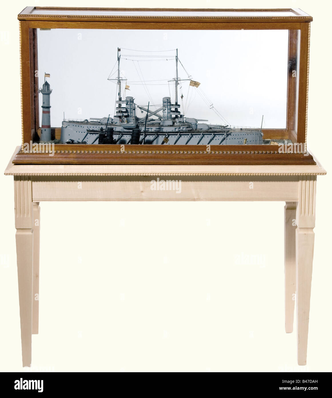 Kleine "Flotilla", ein Diorama aus der Zeit vor dem Ersten Weltkrieg. Diorama besteht aus Modellen eines imperialen Panzerkreuzers, eines Torpedobootszerstörers, des U-Boots, U-9 und einem Dampfstart. Alle Modelle sind auf einer liebevoll modellierten Wasseroberfläche mit einem Leuchtturmmodell. In einem glasierten Gehäuse auf einem individuell angepassten Anzeigetisch. Alter Risse in der Wasseroberfläche. Gehäuseabmessungen 108 x 52 x 29 cm. Höhe einschließlich der Display-Tabelle 126 cm. Dekoratives Diorama einer kaiserlichen Flotte aus der Zeit um 1910. Historisch, historisch, 1910er, 20. Jahrhundert, Marine, Marine fo, Stockfoto