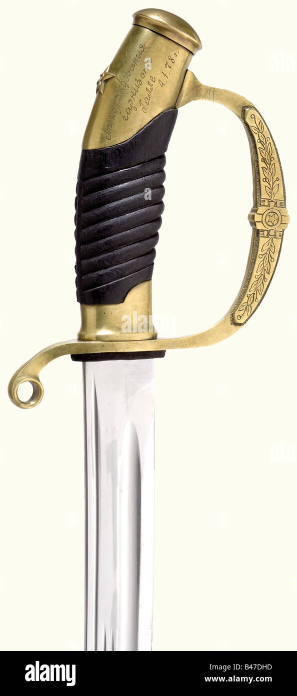 Eine Präsentation shashqa für den Depotkommandanten der DDR in Halle, Werner Felve, vom "4.1.1978". Verchromte Klinge mit mehreren fullern. Messingknopf-Griff mit Reliefverzierung und geschwärzter, Holzgriff-Abdeckung. Widmungsinschrift auf der Mütze des Pommels. Schwarze Kunststoffabschelle mit Messingbefestigungen. Der Schlösschen trägt das sowjetischen Wappen. Länge 99 cm historisch, historisch, 1970er, 20. Jahrhundert, Thrustern, Thrustern, Handwaffen, Handwaffen, Nahkampfwaffe, Nahkampfwaffen, Handheld, Klinge, Klingen, Waffe, Waffen, Waffen, Waffen, Waffen, Objekt, Objekte, Fotos, Stockfoto