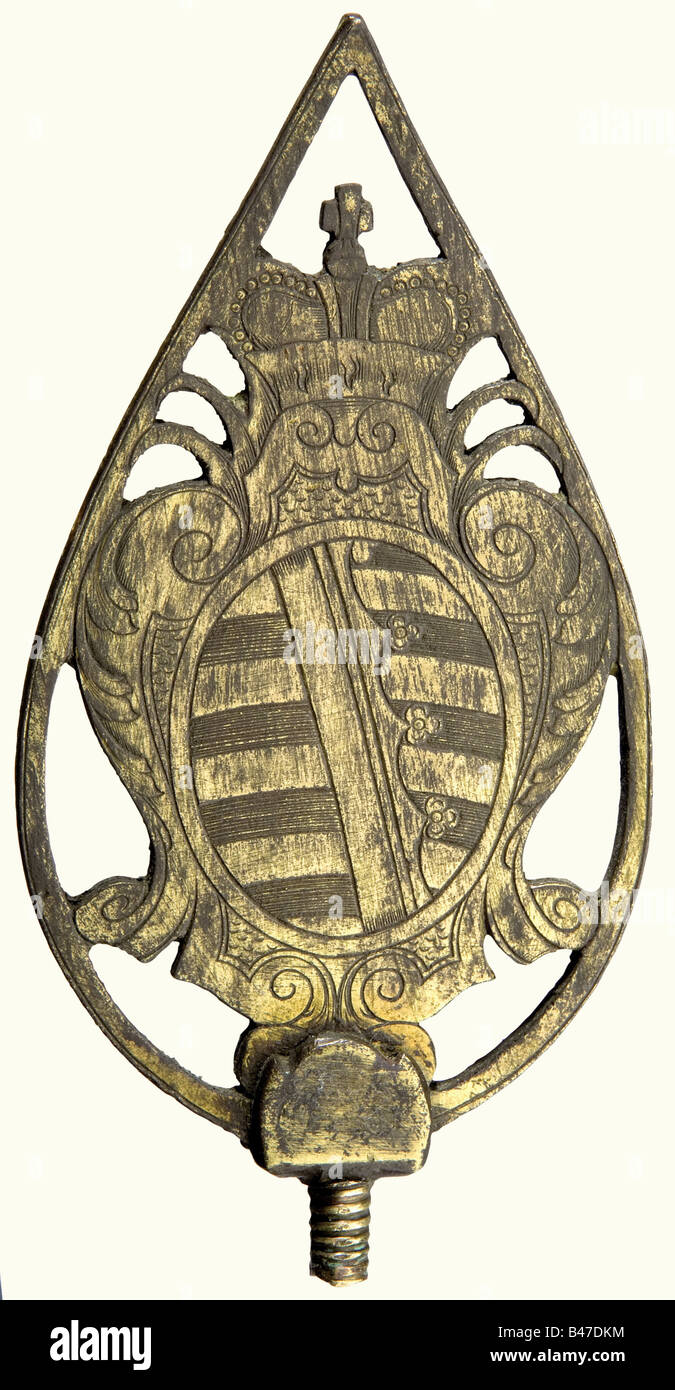 Ein Flaggenpfahlfinial für einen sächsischen Dukedom, Mitte/Ende des 18. Geätztes, vergoldetes Messing. Eine rocailleverzierte Kartusche mit dem sächsischen Wappen und der Krone des Wählers auf der obversalen Seite und einem umgekehrten Monogramm "F" auf der Rückseite. Höhe 13 cm. Das Monogramm bezieht sich entweder auf Friedrich III. Von Sax-Coburg-Gotha (1699 - 1732 - 172) oder Friedrich von Sax-Hildburghausen (1764 - 80-1834). Historisch, historisch, 19. Jahrhundert, 18. Jahrhundert, Sachsen, Sachsen, Sachsen, Deutsch, Deutschland, Objekt, Objekte, Stillstände, Clipping, Ausschnitte, Ausschnitte, Ausschnitte, Ausschnitte, Ausschnitte, Objekte, Ausschnitte Stockfoto