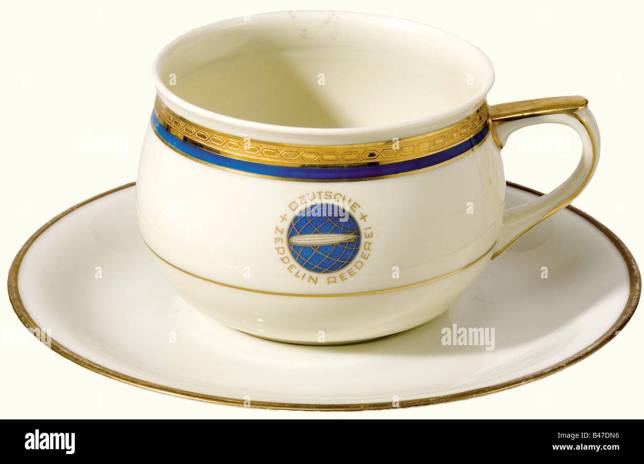 Sechs Kaffeetassen mit Untertassen, von der deutschen Zeppelin-Schifffahrtslinie. Geätzte dekorative Goldrand abgesetzt, mit blauen und mit th Stockfoto