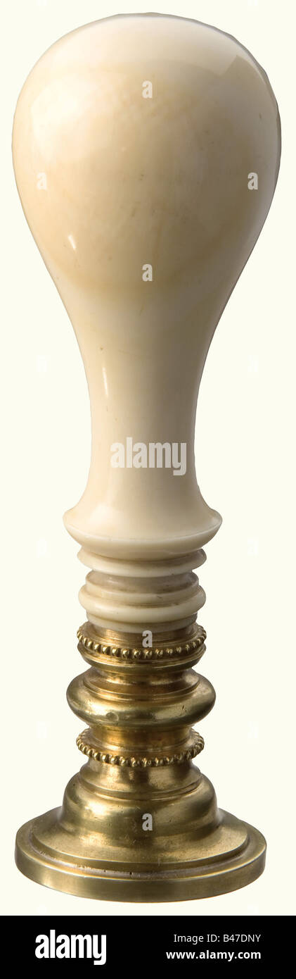 Graf Ferdinand von Zepelin - ein persönliches Siegel, Messing, gedrehtes Elfenbeingriff. Siegelfläche mit eingraviert "Graf von Zepelin", über dem Familienwappchen mit einem Grafenkronett. Höhe 105 mm. Ebenfalls enthalten sind ein Foto eines Armee-Luftschiffs über Rheinlandschaft mit feldgrauen deutschen Kavalleristen und eine signierte Radierung von P. Joos zeigt einen Zepelin über dem Atlantik und die Porträts von Zepelin und Eckener. In einem an Prinz Alfons von Bayern gerichteten Umschlag. Herkunft: Königl. Bayerische Bestände, früher Teil der Siegelsammlung des Fürsten Alf, Stockfoto