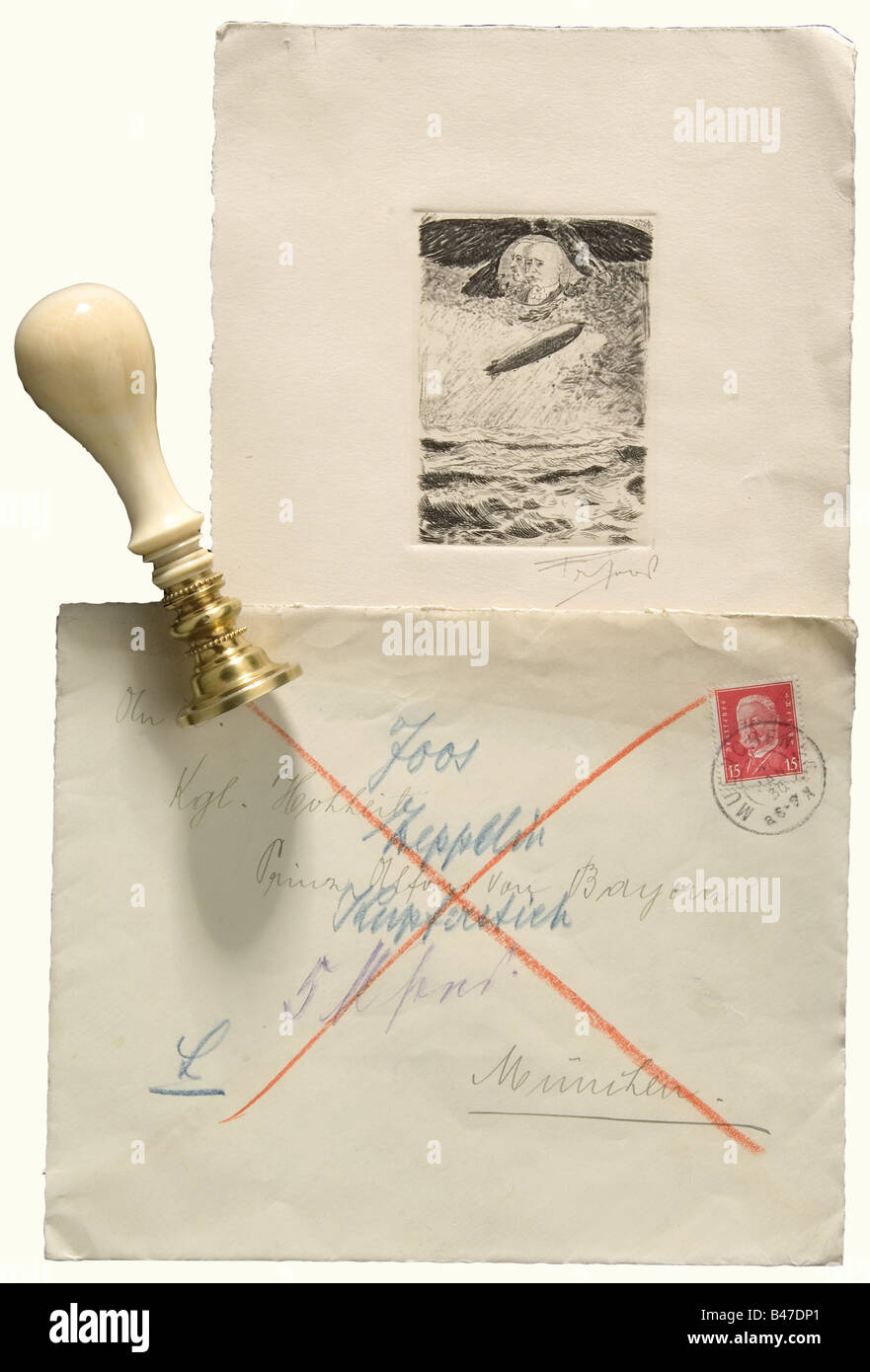 Graf Ferdinand von Zepelin - ein persönliches Siegel, Messing, gedrehtes Elfenbeingriff. Siegelfläche mit eingraviert "Graf von Zepelin", über dem Familienwappchen mit einem Grafenkronett. Höhe 105 mm. Ebenfalls enthalten sind ein Foto eines Armee-Luftschiffs über Rheinlandschaft mit feldgrauen deutschen Kavalleristen und eine signierte Radierung von P. Joos zeigt einen Zepelin über dem Atlantik und die Porträts von Zepelin und Eckener. In einem an Prinz Alfons von Bayern gerichteten Umschlag. Herkunft: Königl. Bayerische Bestände, früher Teil der Siegelsammlung des Fürsten Alf, Stockfoto