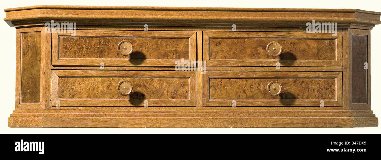 Adolf Hitler - ein Wandschrank der "neuen Reichskanzlei" in Berlin, Entworfen von Professor Albert Speer, hergestellt von der "Vereinigten Werkstätten für Kunst im Handwerk AG" (Vereinigte Werkstätten für Kunst im Handwerk), München. Eiche und Burlwood. Rechteckiger Umriss mit abgeschrägten Kanten an der Vorderseite, vier Schubladen. Höhe 33,5 cm, Breite 107 cm, Tiefe 32,5 cm. Die Gestaltung ist identisch mit der der beiden Seitenelemente des Hitlerpults in der "neuen Reichskanzlei". Vgl. Albert Speer, die neue Reichspanzlei, Zentralverlag der NSDAP, München, Platte 85. Historisch, HIS, Stockfoto