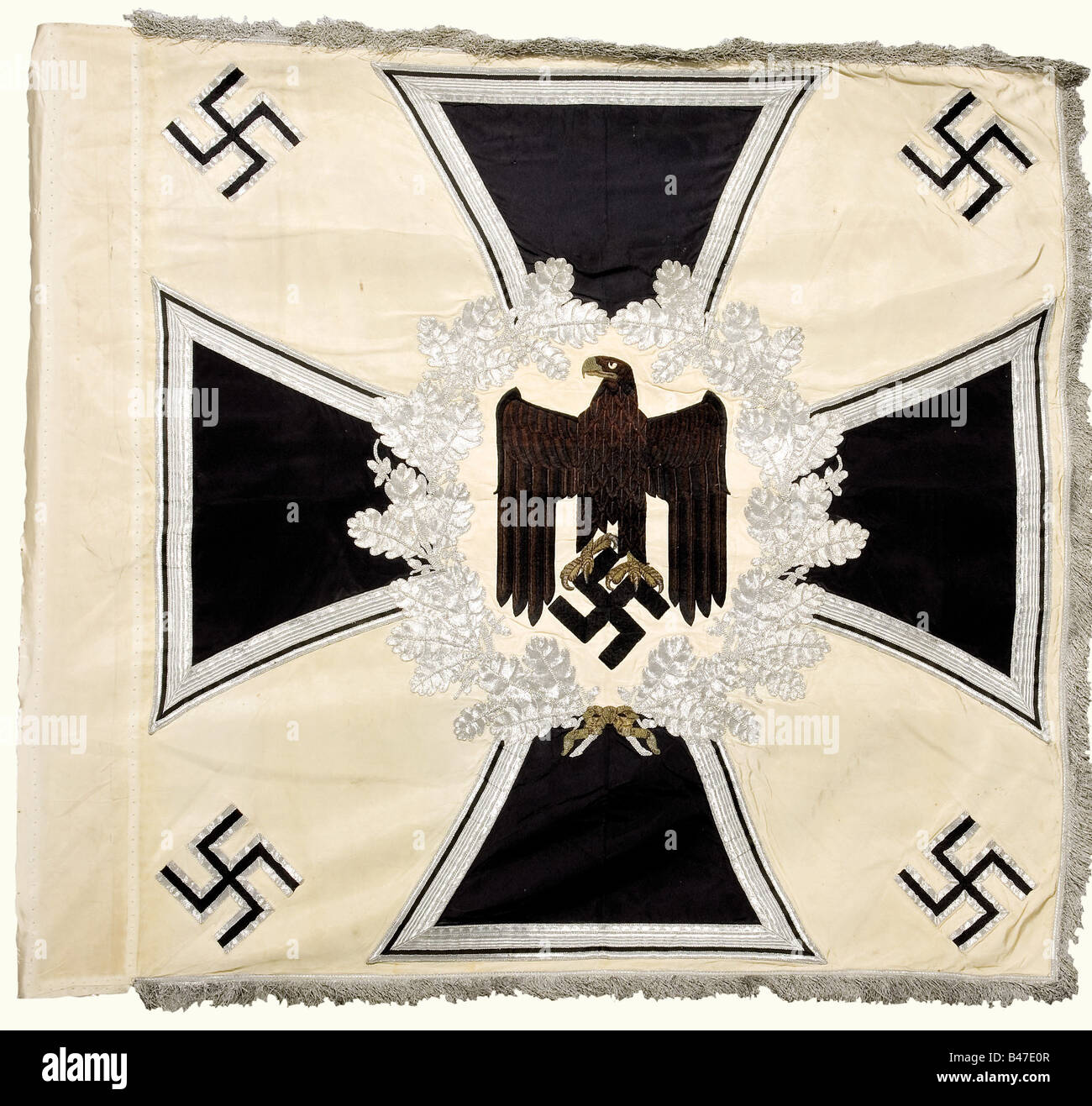 Eine Fahne für Infanteriebattällons., weißes Seidentuch mit einem in schwarz und braun bestickten Armeeadler gegen weiße Seide, der Schnabel und die Krallen in Goldspitzenstickerei, umgeben von einem silberbestickten Eichenblattkranz an einem eisernen Kreuz und vier applizierten Hakenkreuzen in den Ecken. An drei Seiten silberfarbene Fransen. Stoffhülse mit zahlreichen Nagellöchern öffnen. Ca. 140 x 120 cm. Minimale Färbung, ansonsten in exzellentem Zustand mit hellen Farben. Von großer Seltenheit: Historisch, historisch, 1930er, 1930er, 20. Jahrhundert, Infanterie, Militär, Streitkräfte, Militaria, Objekt, o, Stockfoto