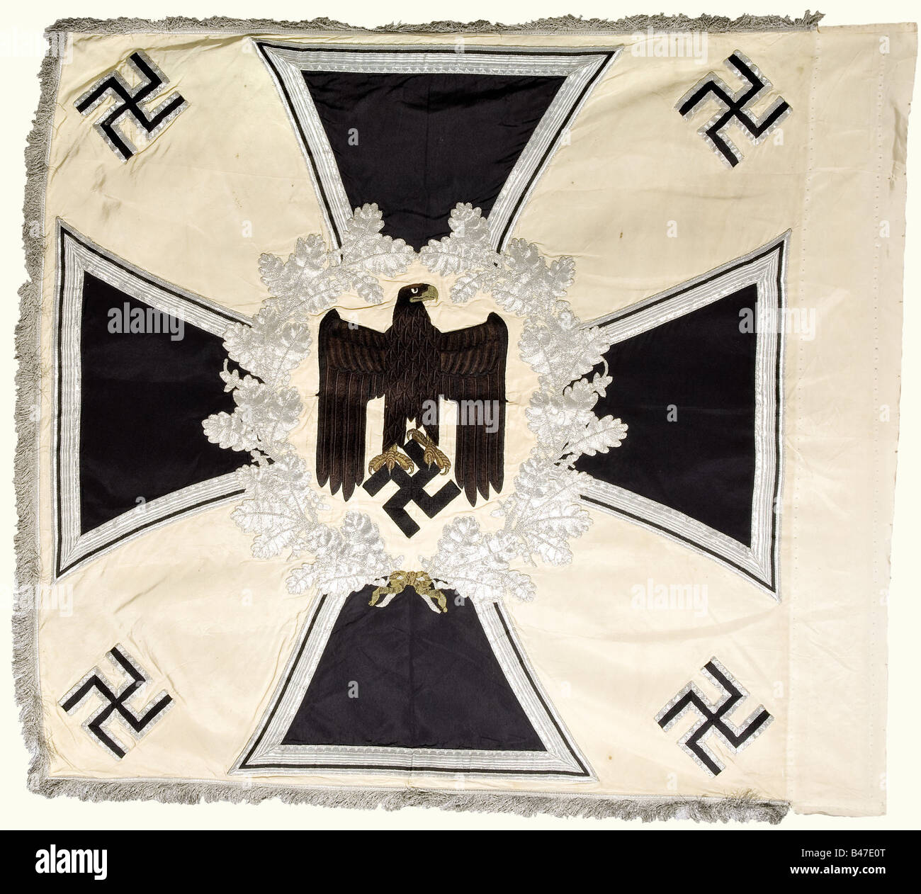 Eine Fahne für Infanteriebattällons., weißes Seidentuch mit einem in schwarz und braun bestickten Armeeadler gegen weiße Seide, der Schnabel und die Krallen in Goldspitzenstickerei, umgeben von einem silberbestickten Eichenblattkranz an einem eisernen Kreuz und vier applizierten Hakenkreuzen in den Ecken. An drei Seiten silberfarbene Fransen. Stoffhülse mit zahlreichen Nagellöchern öffnen. Ca. 140 x 120 cm. Minimale Färbung, ansonsten in exzellentem Zustand mit hellen Farben. Von großer Seltenheit: Historisch, historisch, 1930er, 1930er, 20. Jahrhundert, Infanterie, Militär, Streitkräfte, Militaria, Objekt, o, Stockfoto