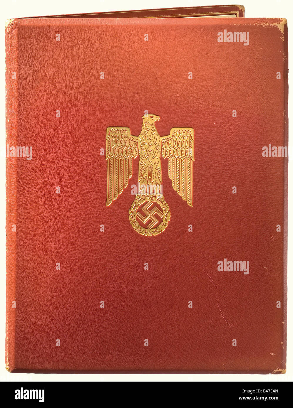 Major Burkhard Schmidt - eine Preisverleihung für das Ritterkreuz des Eisenkreuzes 1939 für den 6. November 1942., EIN großformatiges, doppelboges Pergamentdokument mit dem Text des Zitats in schwarzer Kalligraphie und hob Gold über die Unterschrift Hitlers in Tinte. Sehr gut erhalten, das Pergament ist leicht gefleckt und das Material zeigt eine gewisse Undulation. In der ursprünglichen Preismappe aus rotem Leder mit gestempelter Golddekoration ist die rechte Seite des mit Pergament überzogenen Innenraums signiert: "Frieda Thiersch". Sehr gut erhalten mit eingezogenen Ecken und ED, Stockfoto