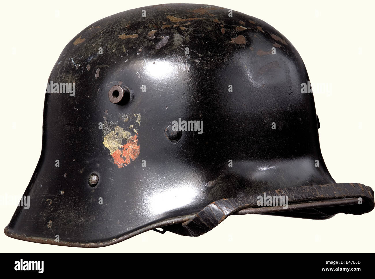 Stahlhelm Modell 17, österreichische Ausführung. Nicht autorisiertes Finish (ca. 80 % verbleibend), um der schwarzen Panieruniform zu entsprechen, wobei darunter der feldgraue Lack erkennbar ist. Eagle Shield (ca. 70 %) auf der linken Seite. Landesschild (ca. 45 %) auf der rechten Seite. Innenring aus Eisen mit dreilafiger Verkleidung. Kinnriemen an Heftklammern. Rostflecken, Dents. Historisch, historisch, 1930er, 1930er, 20. Jahrhundert, gepanzerte Corps, gepanzerte Corps, Panzertruppe, Panzerkräfte, Dienstzweig, Dienstzweige, bewaffneter Dienst, bewaffnete Dienste, Militär, Militaria, Stockfoto