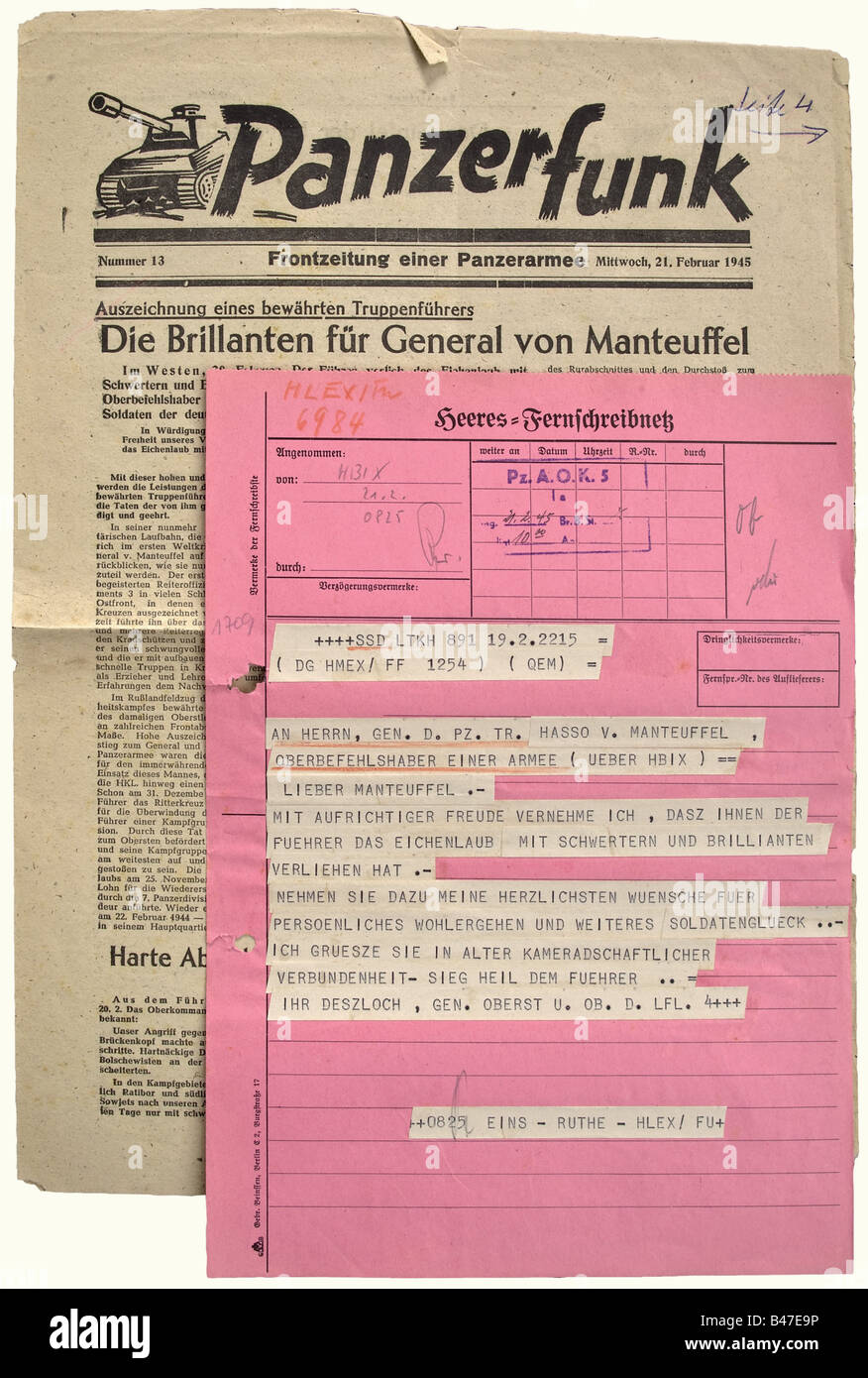 Hasso von Manteuffel - ein Wunschtelegramm zur Verleihung der Oak Leaves mit Schwertern und Diamanten durch General Dessloch, 19. Februar 1945. "Sehr geehrter Manteuffel es ist mit aufrichtiger Freude, dass ich höre, dass der Führer Ihnen die Oak Leaves mit Schwertern und Diamanten beschert hat...Ihr Deszloch, General und Kommandeur der Luftflotte 4." In roter Form mit dem Aufdruck "Heeres-Fernschreibnetz" (Army Telegram Network) und dem Aufstempeln der "Pz.A.O.5" vom 21. Februar 1945. Hold. Handschriftliche Notizen auf der Rückseite (Manteuffels?). Enthalten ist ein "Panzerfunk - Frontzeitung einer, Stockfoto
