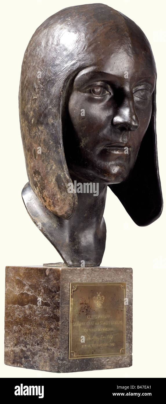 Melitta Schenk Gräfin von Stauffenberg - ein Porträtkopf aus Bronze, Weihnachtsgeschenk für ihren Schwiegersohn Claus Philipp Schenk Graf von Stauffenberg aus dem Jahr 1942. Ausdrucksstarkes Porträt mit Flight Cap, auf dem Nape der Künstler-Signatur 'M. Hartung". Auf steinernem Sockel mit eingravierten Messingaufsatz Plaque Reading (transl.) 'Claus Philipp Schenk Graf von Stauffenberg aus den Menschen, 1930er, 20. Jahrhundert, Luftwaffe, Dienstzweig, Dienstzweige, bewaffnete Dienste, Militär, Militaria, Luftstreitkräfte, Objekt, Objekte, Stills, Clipping, Clippings, Cut Out, Stockfoto