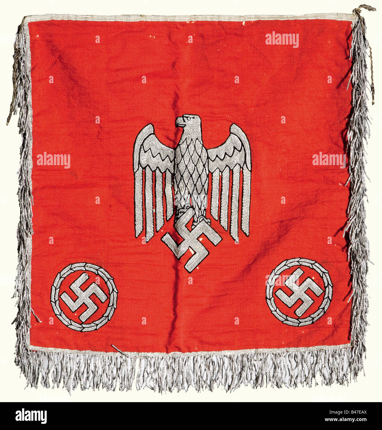 Ein Trompetenbanner für die Artillerie., doppeltes rotes Banner (kleine Löcher) mit dem Armeeadler über Hakenkreuzen und der Chiffre "AR" über gekreuzten Kanonen und einer platzenden Granate aus silbernem Webmuster respektabel. An drei Seiten silberfarbene Fransen, oben silberne Spitzen. Ca. 45 x 45 cm.' historisch, historisch, 1930er, 1930er, 1930er, 20. Jahrhundert, Artillerie, Dienstzweig, Dienstzweige, bewaffneter Dienst, bewaffnete Dienste, Objekt, Objekte, Clipping, herausschneiden, herausschneiden, Ausschnitte, Stills, NS, Nationalsozialismus, Nazismus, Drittes Reich, Deutsches Reich, Emblem, Embleme, Symbol, Symbole, Insignien, s, s, s, Stockfoto