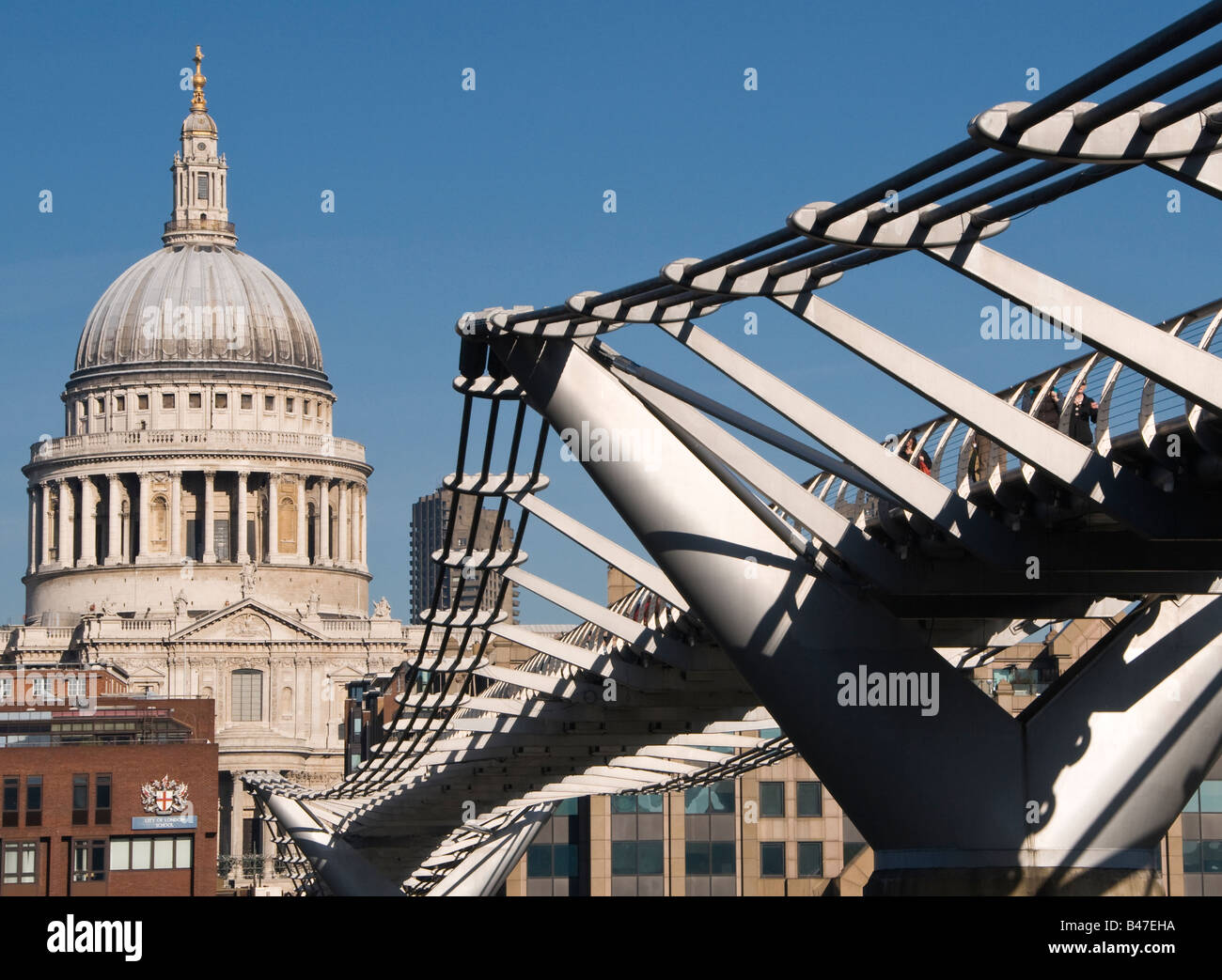 Die St. Pauls Kathedrale und Millennium Bridge, London, UK Stockfoto