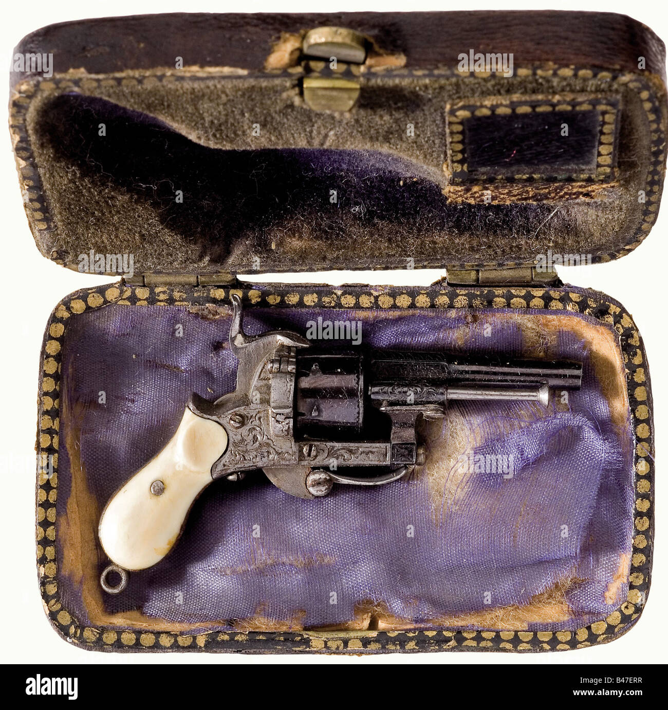 Ein Miniatur-Pinfire-Revolver, deutsch oder französisch, um 1870. Detaillierte Handwerkskunst. Eine voll funktionsfähige Miniatur im Kaliber 1,5 mm. Rundes Fass mit einem gravierten achteckigen Sockel. Zylinder mit sechs Schüssen. Gravierte Rahmen-, Zylinder- und Fass-Blenden-Griffplatten aus Elfenbein. Mechanismus defekt. Länge 4,8 cm. In der richtigen Ledertasche, innen mit samt und Seidenfutter (stellenweise defekt). Abmessungen 3,5 x 6 cm historisch, historisch, 19. Jahrhundert, zivile Handfeuerwaffen, zivile Handfeuerwaffen, Handfeuerwaffen, Handfeuerwaffen, Pistolen, Waffen, Schusswaffen, Feuerwaffen, Feuerwaffen, Waffen, Waffen, Waffen, Stockfoto