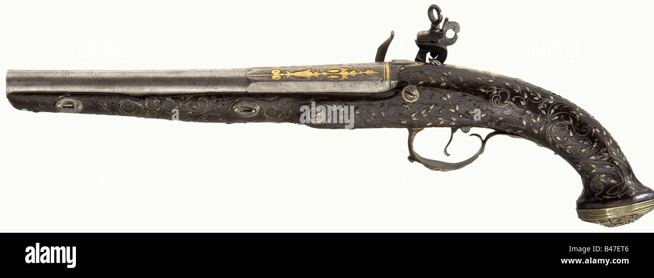 Ein Paar silbermontierte Flintlock-Pistolen, Südfrankreich, ca. 1800. Zweistufige Fässer mit achteckiger Breechpartie und einer Meißeltrennung dazwischen. Glatte Bohrungen im Kaliber 15 mm mit Patent-Breechen. Gravierte und goldeingelegte Dekoration an den Breschen. Wasserdichte, goldeingelegte Schlösser mit Gleitsicherungen und Kühlschränke mit Rollenlagern. Dunkle Walnussfüllungen (ein Unterarm beschädigt) mit silberfarbenen Drahteinlagen (stellenweise nicht vorhanden). Schöne Silbermöbel mit Blumendekor im Relieffarsch. Typische Pistolenpaare für den orientalischen Markt. Länge , Stockfoto