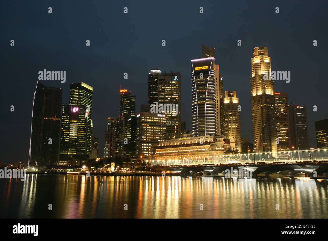 Skyline von Singapur Nacht mit Merlion und Hochhaus Bauten. Stockfoto