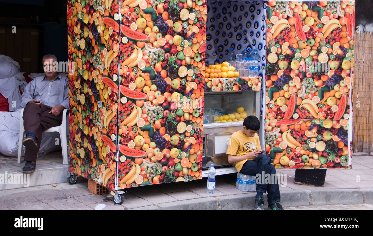 Türkei Istanbul Young Boy an Obst stand Stockfoto