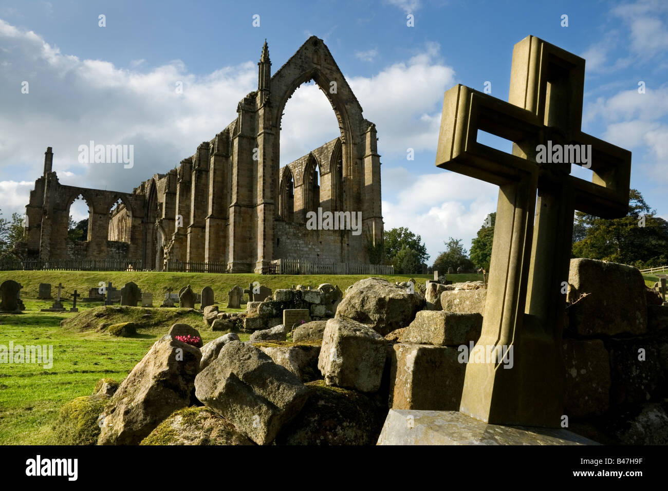 Ein Blick auf Bolton Priory (oder Bolton Abbey) aus dem Friedhof.  Die Ruinen liegen direkt am Fluss Wharfe in Yorkshire. Stockfoto