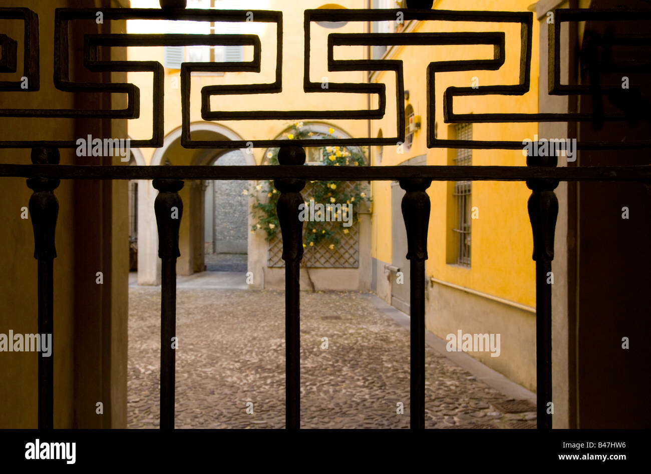 Italien Parma s Palasthof durch Tor Stockfoto