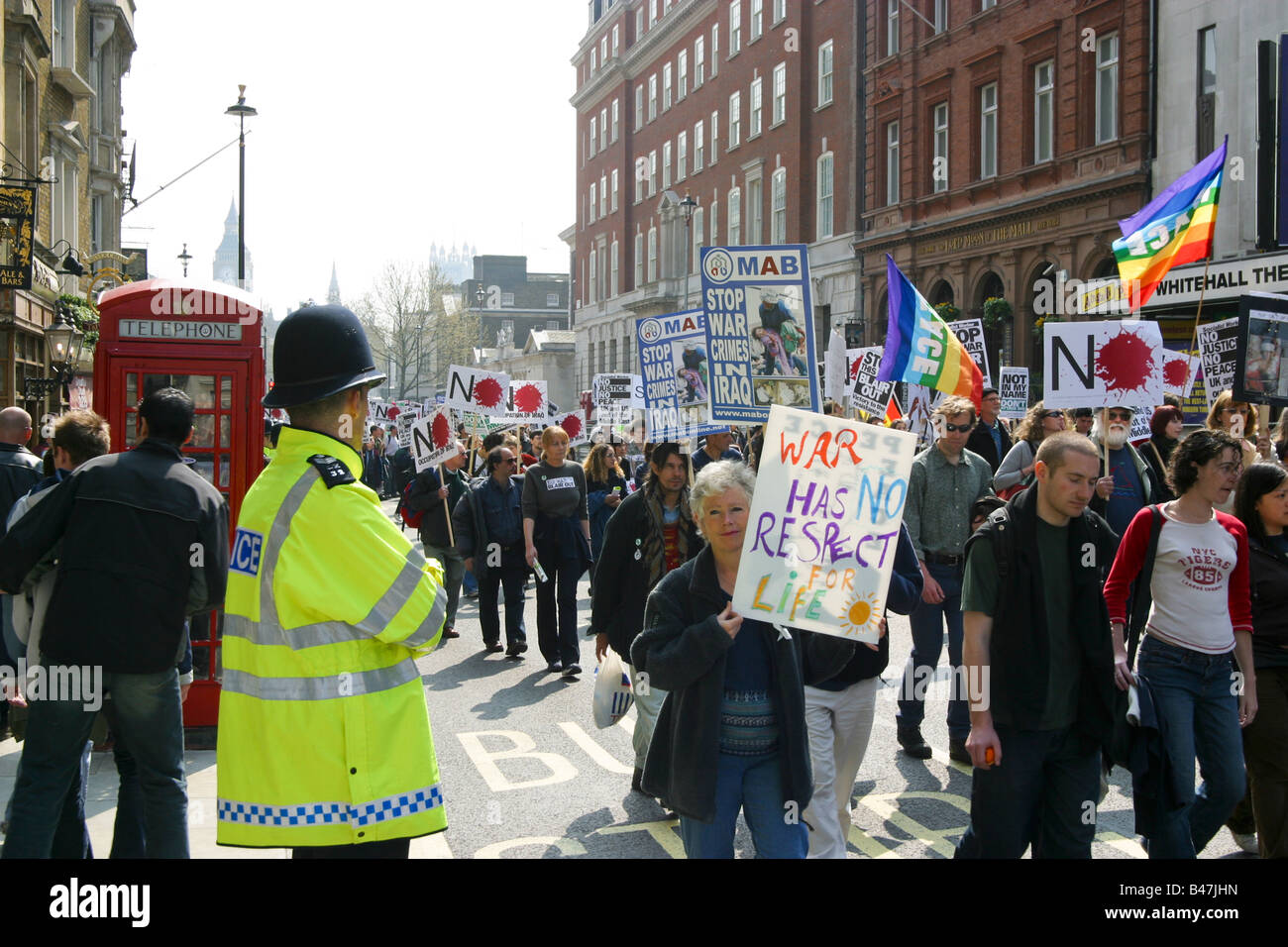 Eine Demonstration gegen den Irak-Krieg am 04.12.2003 in Whitehall, London Stockfoto