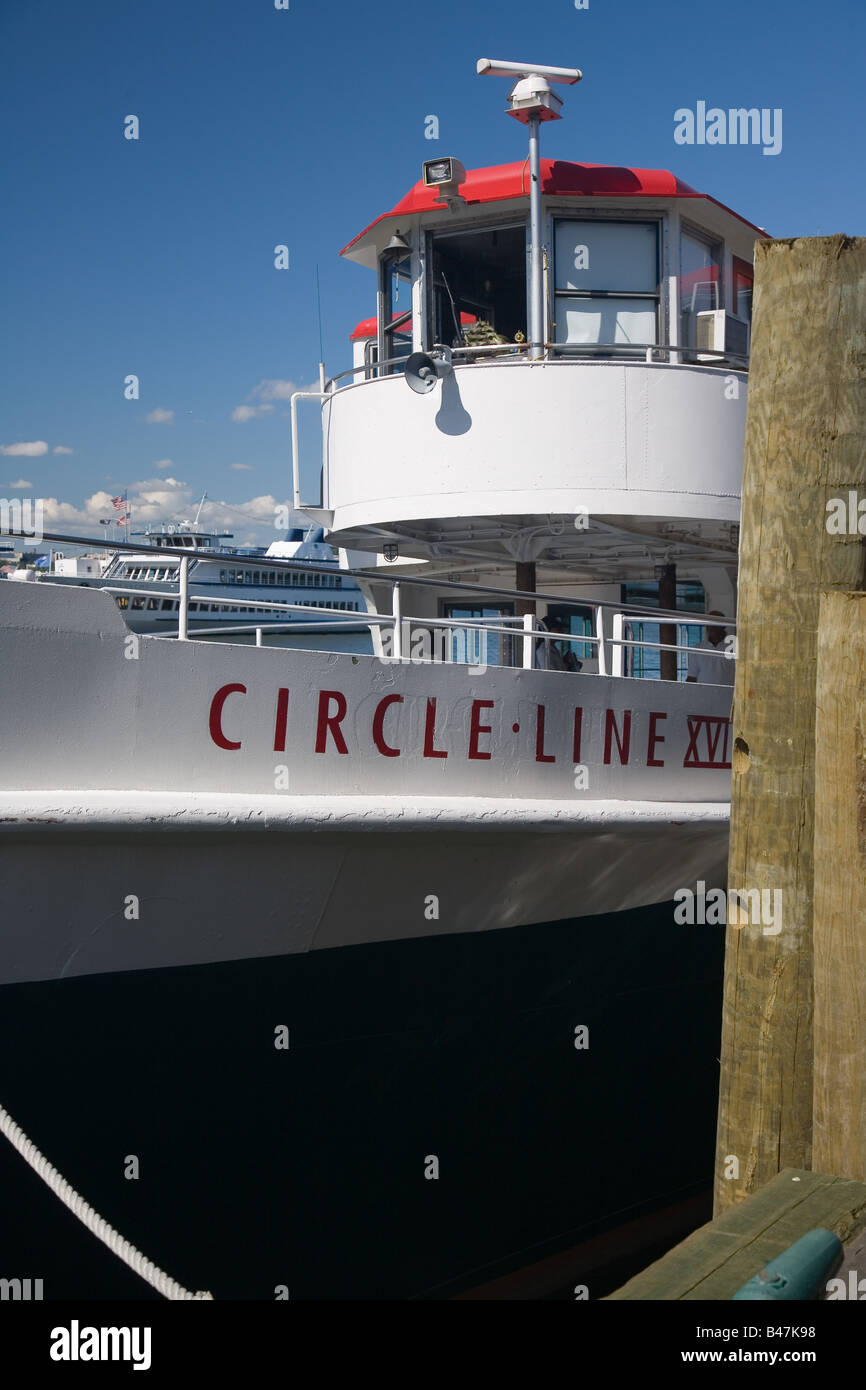 Circle Line Boot warten auf Passagiere, Tour rund um Manhattan Island, New York Stockfoto